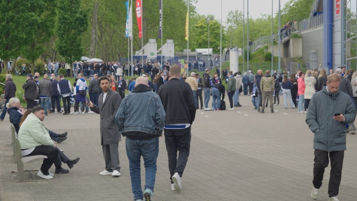 Duisburger Fans vor dem Stadion