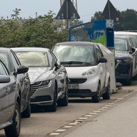 Viele Autos stehen am Straßenrand.