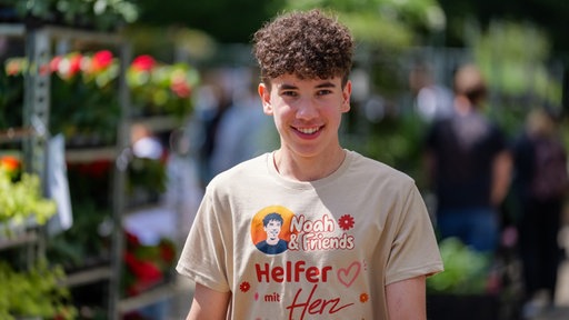 Der 15-jährige Noah Ganounis. Er hat braune, lockige Haare und lächelt in die Kamera. 