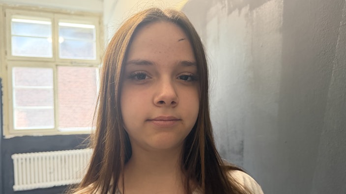 Schülerin mit braunen Haaren 
