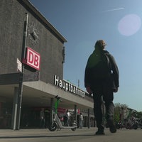 Ein dunkel gekleideter Mann läuft auf den Duisburger Hauptbahnhof zu