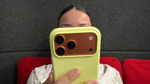 Hand scrollt auf einem Handy