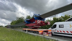 Ein Windrad wird transportiert