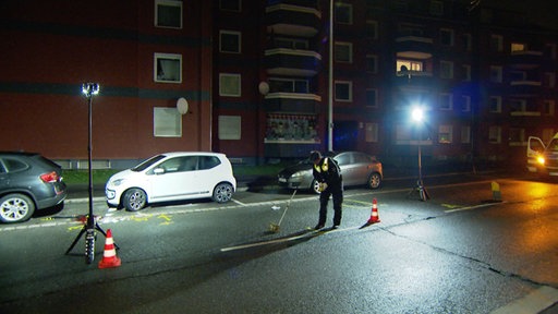 Die Polizei sichert nach einem E-Scooter-Unfall Spuren.