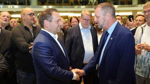 Michael Eiche (Afd, rechts) gratuliert Dennis Rehbein von der CDU (links).