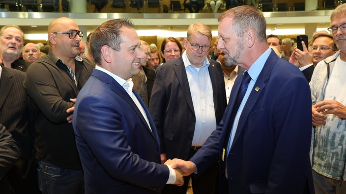 Michael Eiche (Afd, rechts) gratuliert Dennis Rehbein von der CDU (links).