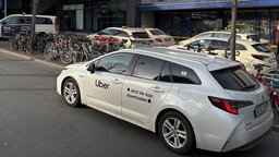 Uber-Auto am Essener Hauptbahnhof, dahinter mehrere Taxis