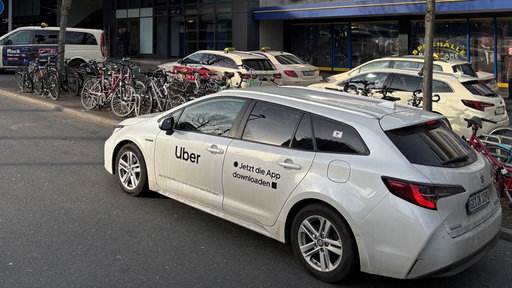 Uber-Auto am Essener Hauptbahnhof, dahinter mehrere Taxis