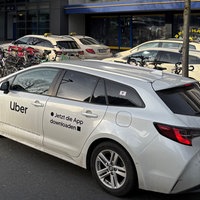 Uber-Auto am Essener Hauptbahnhof, dahinter mehrere Taxis