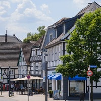 Fachwerkhäuser stehen an einer Straße in Herdecke.