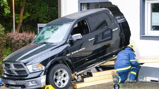 Ein Pick-Up hat eine Hauswand durchbrochen, die Rückseite des Autos hängt nun in der Küche des Hauses