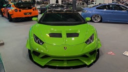 Ein grüner Sportwagen der Marke Lamborghini ist bei der Essen Motor Show ausgestellt