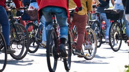 Mehrere Menschen die Fahrrad fahren