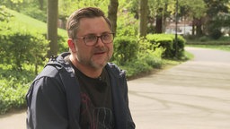 Simon Bleckmann schaut in die Kamera und spricht.