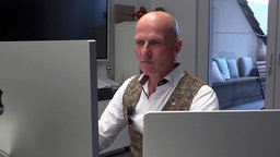 Oliver Helmke am Schreibtisch
