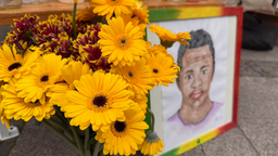 Blumen und ein Bild erinnern an den getöteten Jugendlichen Mouhamed Lamine Dramé