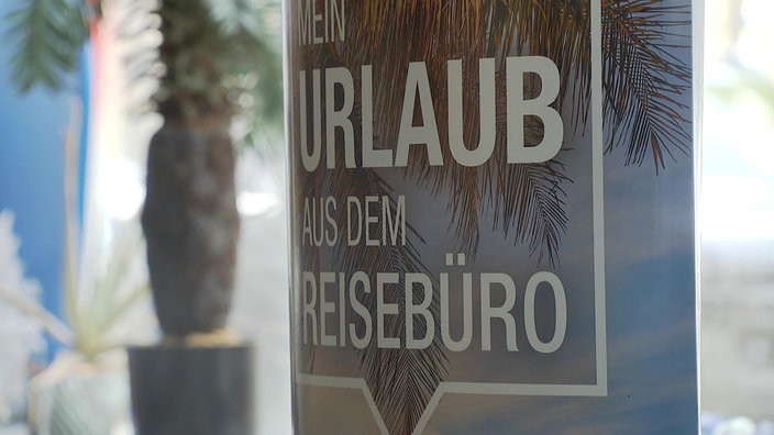 In einem Reisebüro in Gelsenkirchen, das Kunden betrogen haben soll, steht ein Schild mit der Aufschrift "Mein Urlaub aus dem Reisebüro"