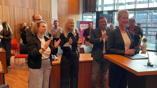 SPD-Kandidatin Andrea Henze feiert ihren Wahlsieg im Gelsenkirchener Hans-Sachs-Haus
