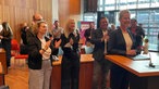 SPD-Kandidatin Andrea Henze feiert ihren Wahlsieg im Gelsenkirchener Hans-Sachs-Haus