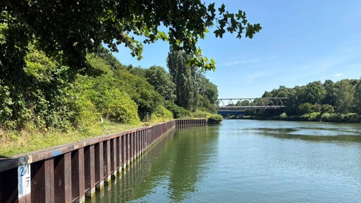 Der Rhein-Herne-Kanal in Höhe des Nordsternparks in Gelsenkirchen