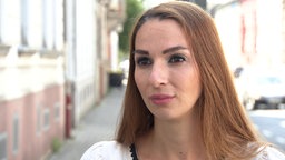 Enxhi Seli-Zacharias, AfD-Landtagsabgeordnete aus Gelsenkirchen, steht auf dem Bürgersteig