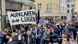 Eine Gruppe Demonstrierender zieht durch die Straßen von Gelsenkirchen.