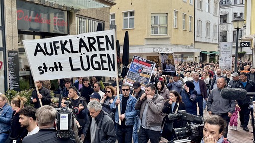 Eine Gruppe Demonstrierender zieht durch die Straßen von Gelsenkirchen.