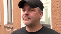 Ein Mann mit schwarzer Kappe 