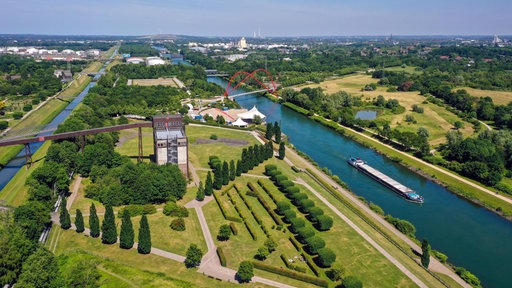 Der Nordsternpark mit dem Rhein-Herne-Kanal in Gelsenkirchen bei schönem Wetter von oben