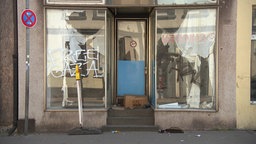 Haus in Ückendorf mit Graffiti an den Fensterscheiben und Müll vor der Tür