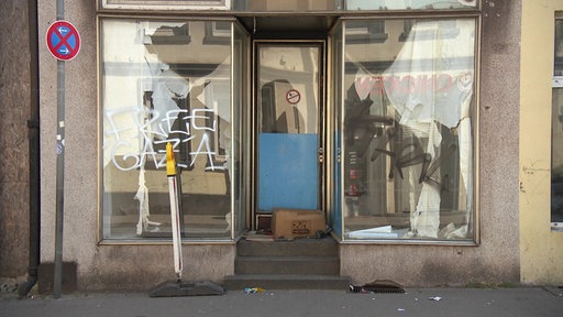 Haus in Ückendorf mit Graffiti an den Fensterscheiben und Müll vor der Tür