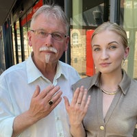 Joachim Wagner und Tochter Isabella zeigen ihre Hände mit den zurückbekommenen Familienerbstücken