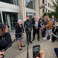Kamerateams und Fotografen um Sparkassen-Opfer