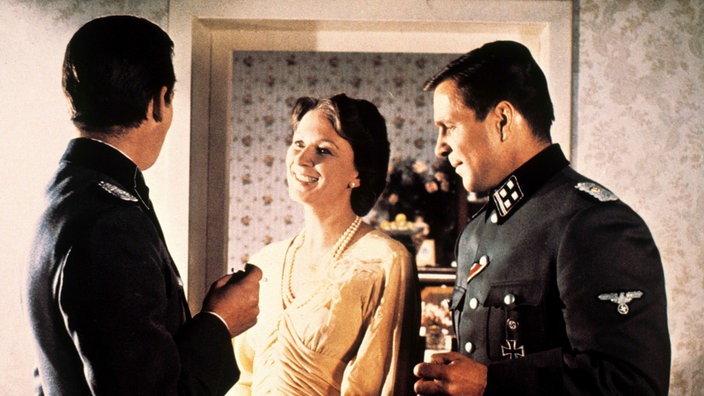 Filmszene aus "Aus einem deutschen Leben" von 1977, Götz George als SS-Offizier Franz Lang (rechts) und Elisabeth Schwarz als Else Lang