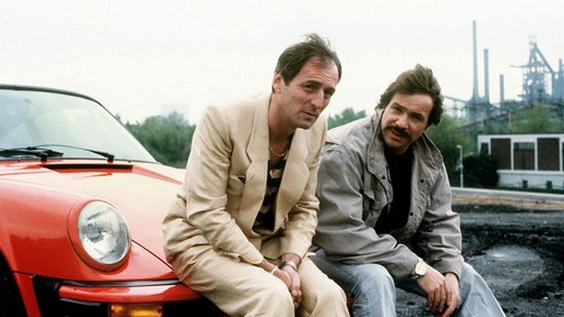 Götz George als Horst Schimanski (rechts) neben Günther Maria Halmer in einer Szene im Tatort "Grenzgänger" (1981)