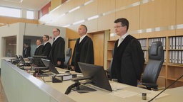 Fünf Personen in Richterkleidung im Oberlandesgericht Düsseldorf