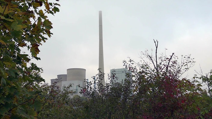 Der Blick auf das Kraftwerk mit dem Kamin neben den Kühltürmen