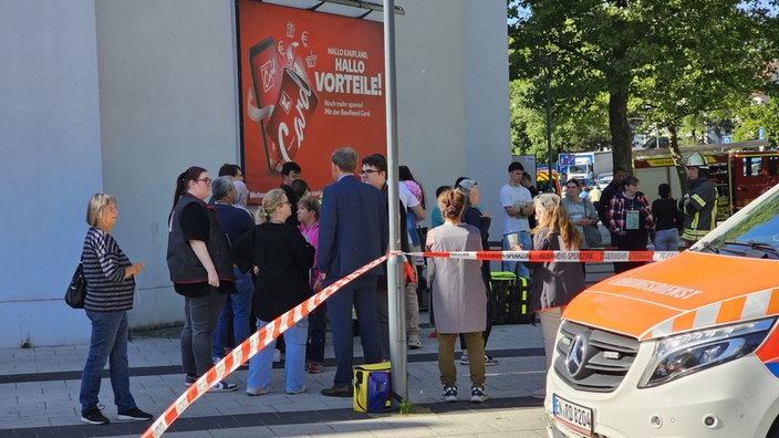 Das Bild zeigt die Menschen beim Großeinsatz in Gevelsberger Supermarkt