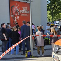 Das Bild zeigt die Menschen beim Großeinsatz in Gevelsberger Supermarkt