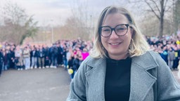 Lehrerin Franziska Hörner steht vor der Demonstration