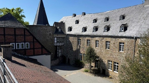 Blick aus einem oberen Stockwerk auf den Innenhof des Schlosses Hohenlimburg.