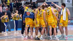 Nach dem entscheidenden Sieg im Playoff-Viertelfinale gegen Karlsruhe feiern die Spieler von Phoenix Hagen in ihren gelben Trikots
