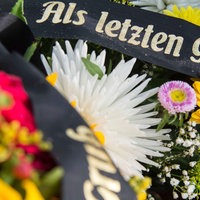 Ein Trauergesteck mit der Aufschrift "Als letzten Gruß"