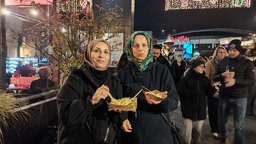Das Bild zeigt Azita Blumenstein und Masoumeh Baalbak.