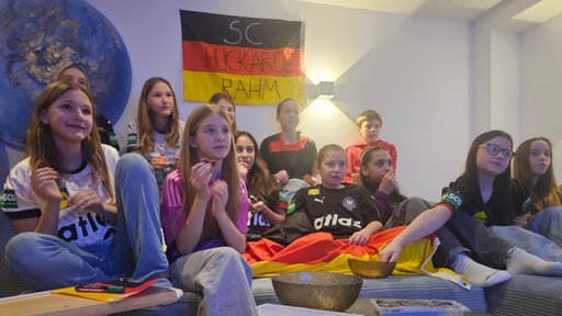 Kinder sitzen auf einem Sofa
