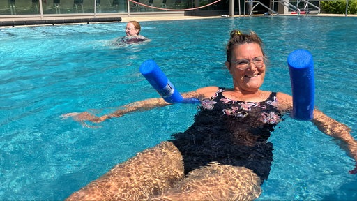 Bärbel Rottmann auf einer Schwimmnudel im Herner Schwimmbad