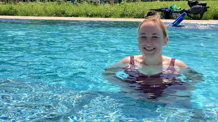 Christin Mundt im Schwimmbecken des Herner Schwimmbads
