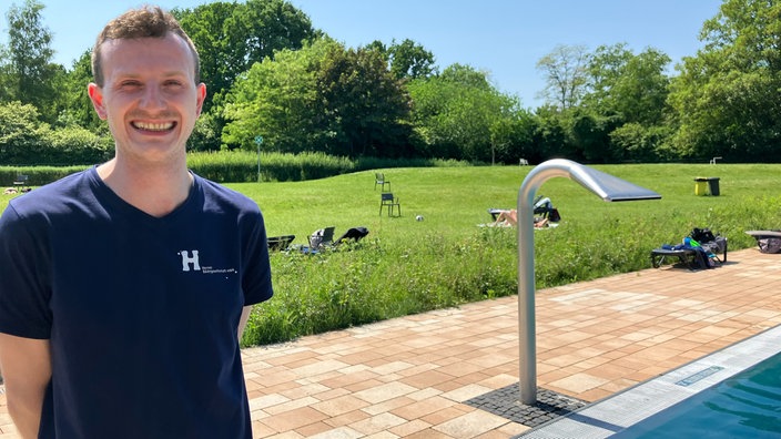 Schwimmmeister Fabian Klingberg vor dem Außenbecken im Herner Schwimmbad