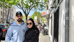 Jasmin und Philip Paninski stehen auf einer Straße.