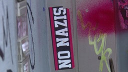 Ein Aufkleber auf einer Wand: "No Nazis"